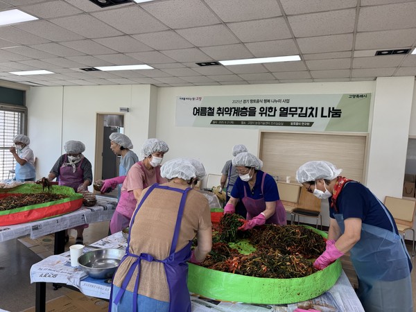 김치를 담그고 있는 발효식품연구회원들
