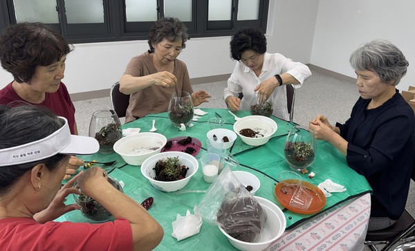경기복지재단 어르신즐김터 사업 참여자들이 특별 프로그램 이끼 테라리움 만들기를 하고 있다.
