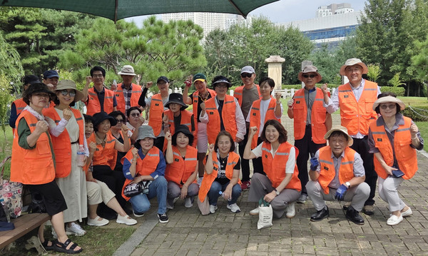  창릉동 통장협의회가 청소 사각지대 해소를 위한 마을 정화 활동을 했다. 