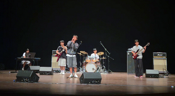 마두청소년수련관 청소년 밴드동아리 ‘빈츠’가 경기도청소년예술제에서 열창을 하고 있다.