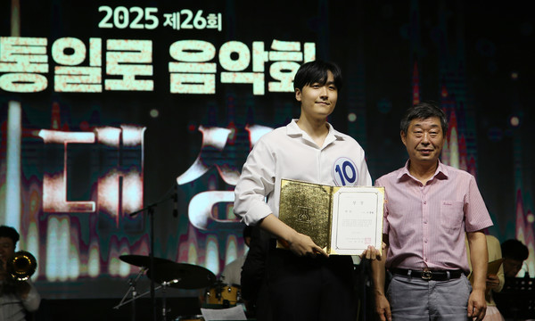 통일로음악회 대상 수상자인 이충현씨(중산동)와 유양수 고양예총 회장(오른쪽)