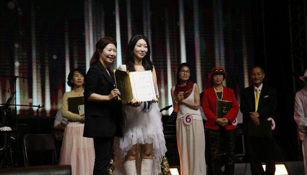 ‘님이여’를 열창해 금상을 받은 장희아씨(탄현동)와 류지영 고양예총 연예협회장(왼쪽)이 나란히 자리했다.