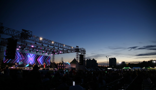 통일로음악회는 공릉천과 더불어 해질녘 노을이 감성의 조명 역할을 했다.