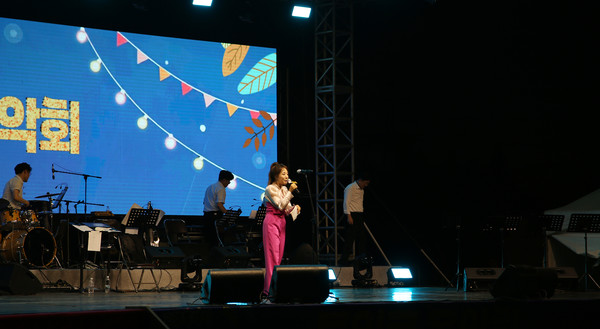 MC 김현영씨의 사회는 통일로음악회 전체 분위기를 이끌어 가는 데 큰 역할을 했다. 처음부터 마무리까지 즐거움을 선사했다.