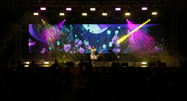 멋진 축하공연은 시민들이 시간가는 줄 모르게 했다.