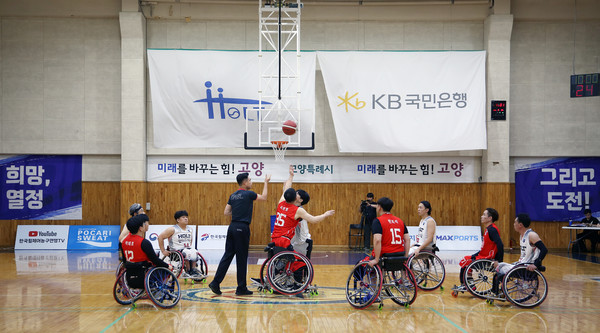 고양홀트와 무궁화전자 휠체어 농구팀의 경기가 시작됐다.