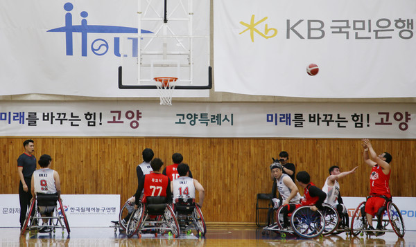 무궁화전자 팀의 한 선수가 슛을 하고 있다.