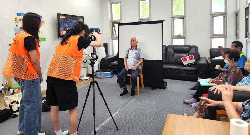 경로당과 노인복지관을 찾아다니며 어르신 장수사진 봉사를 펼치는 쌍둥이 자매 . 다음 달 고양시 일산종합사회복지관 봉사도 계획 중이다.