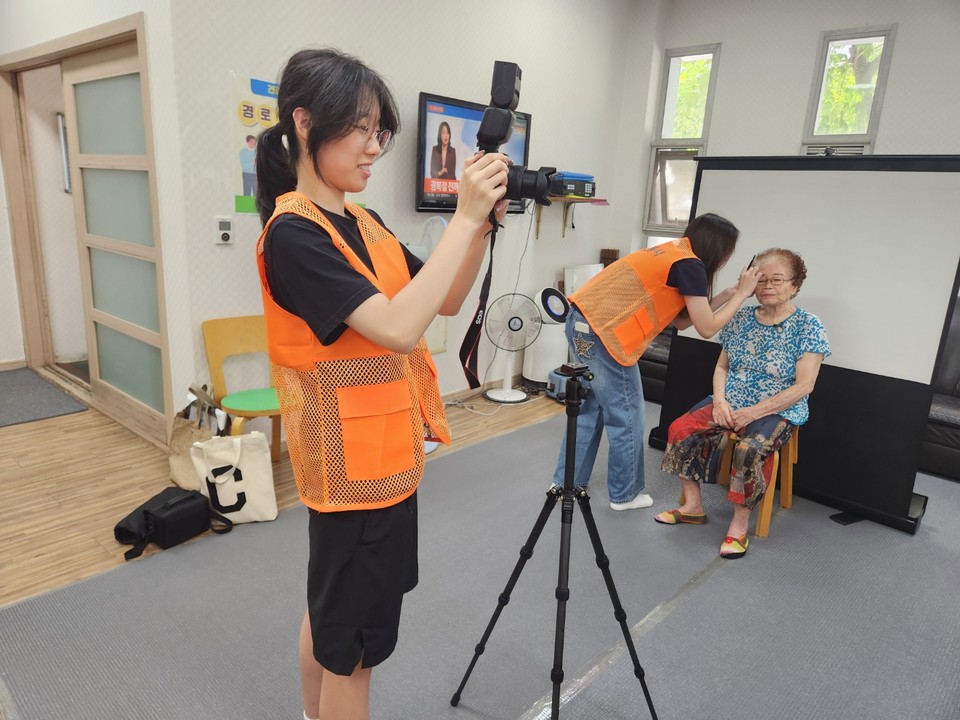 두 자매의 즐거운 마음이 전해져서일까. 카메라 앞에 선 어르신들 역시 어색했던 얼굴이 어느새 환한 미소를 지으며 촬영 시간을 즐긴다.