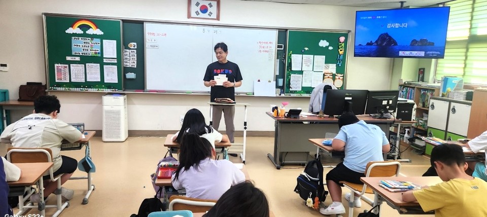 고양시 한내초등학교에서 독도 특강을 하고 있는 길종성 회장.