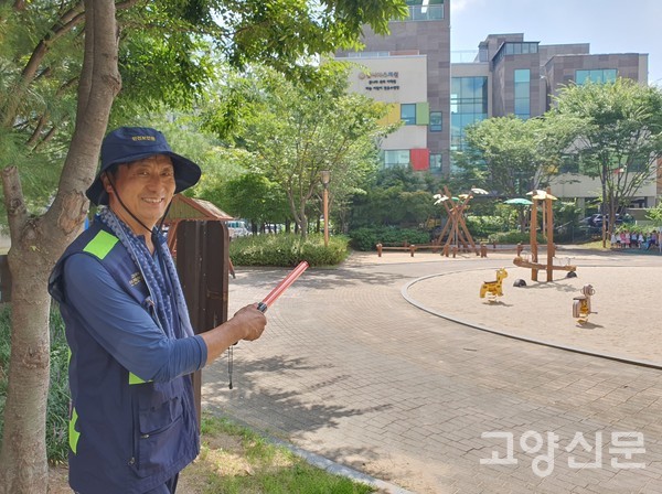 김인학 대장이 놀이터에서 아이들이 안전하게 놀고 있는지 살펴보고 있다.