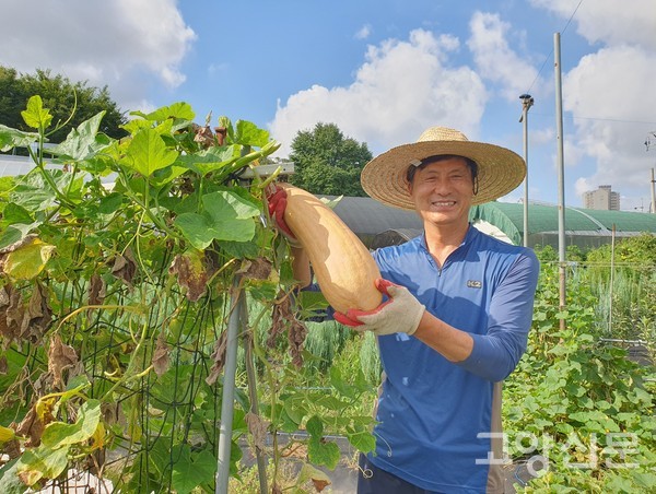 잘 영근 호박을 들어보이고 있다.