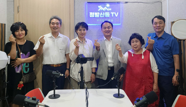 정발산동 주민자치회가 마을방송국인 ‘정발산동TV’를 개국하며, 기념 사진을 찍었다.