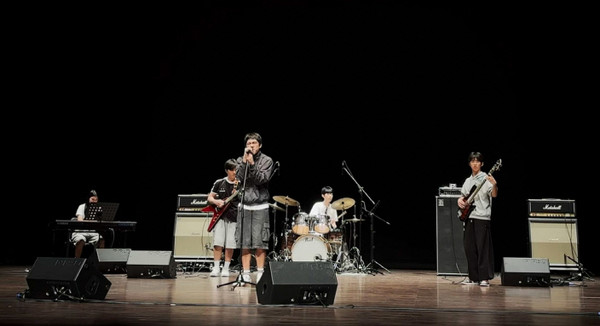 . 제33회 경기도청소년예술제(본선)에서 고양시 청소년 밴드가 연주를 하고 있다.