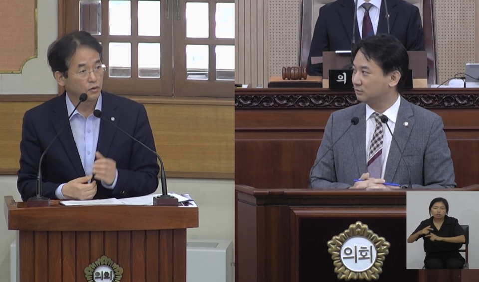 추가질문 시간에 일문일답 설전을 벌이고 있는 송규근 의원과 이동환 시장. [사진=고양시의회 중계영상 캡처]