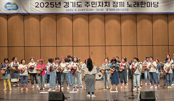 프라임 시니어 우쿨렐레팀이 연주를 하고 있다.