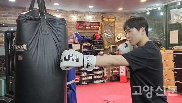 샌드백 치기 훈련을 하고 있는 임태현 선수
