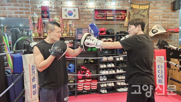 강기준 관장(왼쪽)과 연습 중인 임태현 선수