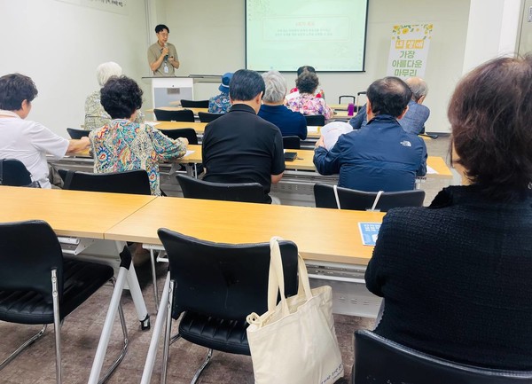 일산노인복지관은 삶의 마무리를 준비하는 웰다잉 교육을 통해 노인의 심리적 안정과 삶의 질 향상을 도모하고 있다. ‘잘 죽는 법’은 곧 ‘잘 사는 법’이라는 인식을 바탕으로 지난 6월부터 9월까지 12회에 걸친 프로그램 ‘내 생애 가장 아름다운 마무리’를 운영하고 있다.