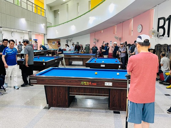 일산노인종합복지관에서 다양한 프로그램을 즐기고 있는 어르신들