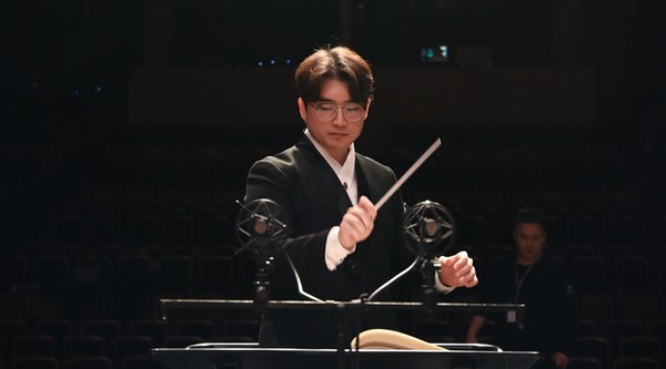 차세대 지휘자로 주목을 받고 있는 이호성 국악관현악단 '결' 대표. [사진제공=국악관현악단 결]