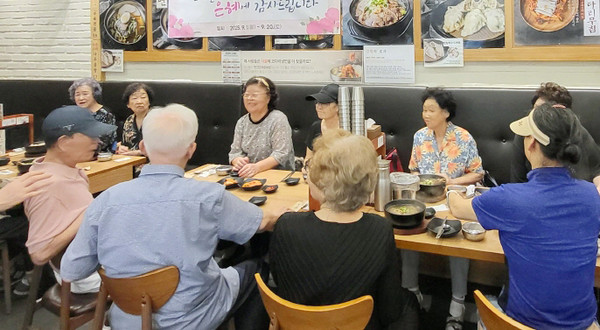 주엽2동이 지역 내 경로당 어르신들을 대상으로 ‘2025년 주엽2동 경로잔치’를 열고 있다.