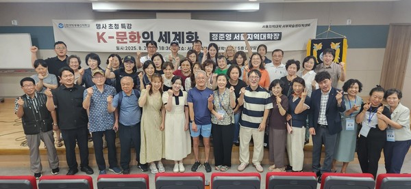 명사초청특강을 마치고 학생들과 기념촬영을 했다. [사진제공=이경혜]