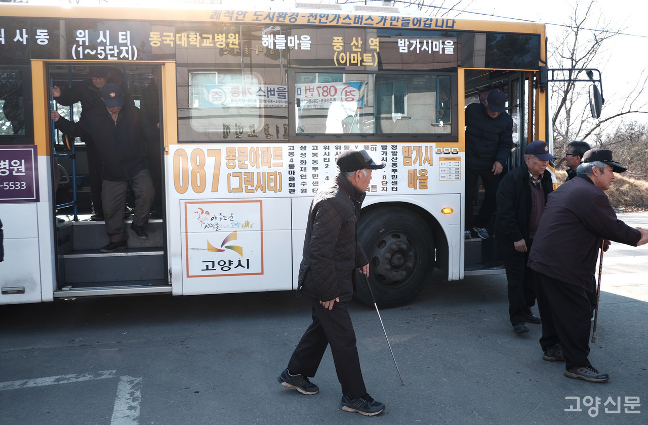 087번 개통 당시 고봉4통 마을회관 앞에서 내리는 어르신들. 하지만 주민들에 따르면 이 버스는 현재 재정악화와 운전기사 부족 등을 이유로, 종점인 설문동에 하루 고작 4번만 운행하고 있다. 