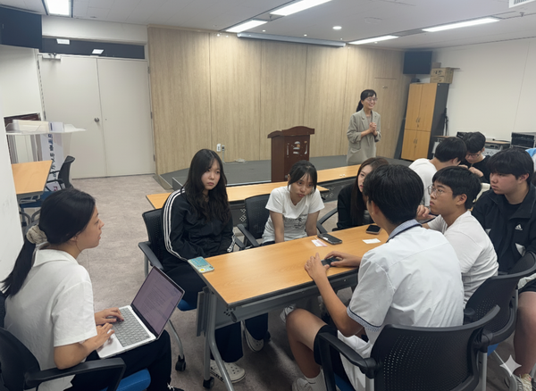 가좌고 학생들과 인터뷰를 진행하는 모습. 