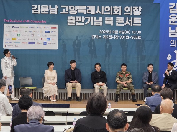  (왼쪽부터)사회를 맡은 개그맨 김창준씨, 칠갑농산(주) 이영주 대표, ㈜한우물 강우람 대표, 더채움 권영기 대표, ㈜티켓몰·홈쇼핑다모아 홍민영 대표, ㈜백상 권순상 대표, 김운남 의장.