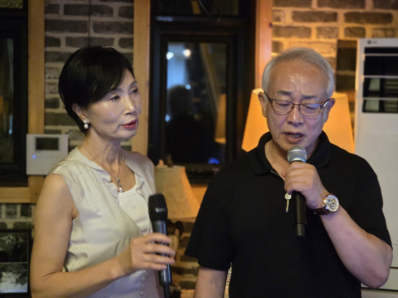 최충열 회장과 부인인 조영림씨는 천생 무대 체질인 듯하다. 두 사람은 정밀한 음향시스템을 갖춘 채 강매동 자택에서 하루도 빠지지 않고 매일 노래연습에 매진하고 있다.