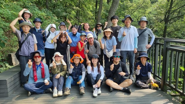지난달 23일 앵봉산 마을숲 생태탐사에 참가한 시민들이 기념촬영을 하고 있다. 