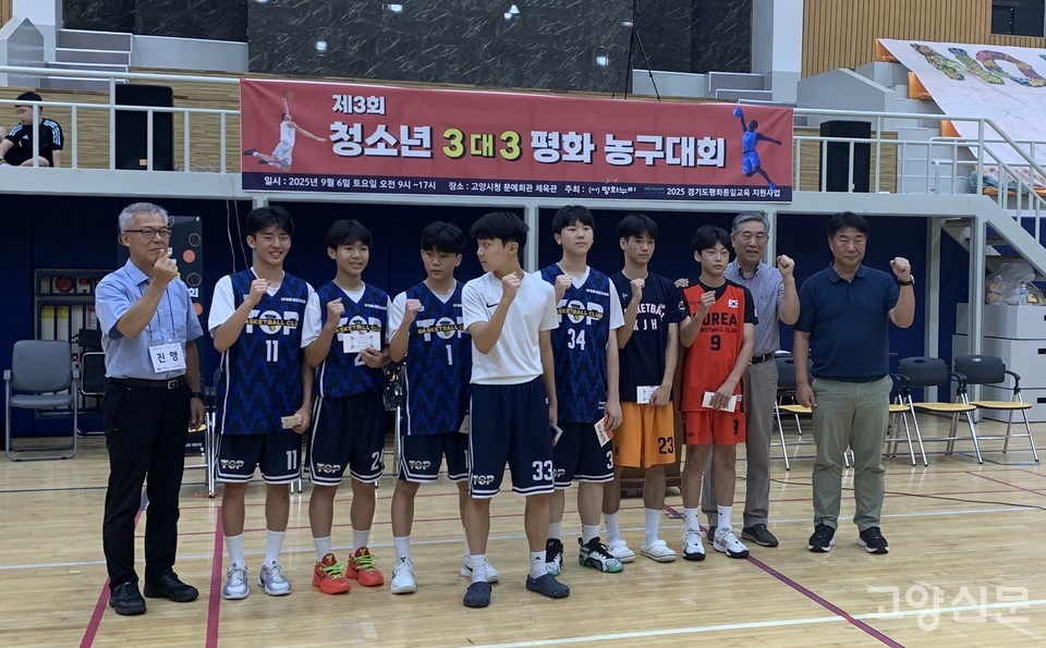 (오른쪽부터) 개막식에 참가한 이기헌 국회의원과 나상호 평화누리 이사장. 맨 왼쪽은 이바다 평화누리 대표.