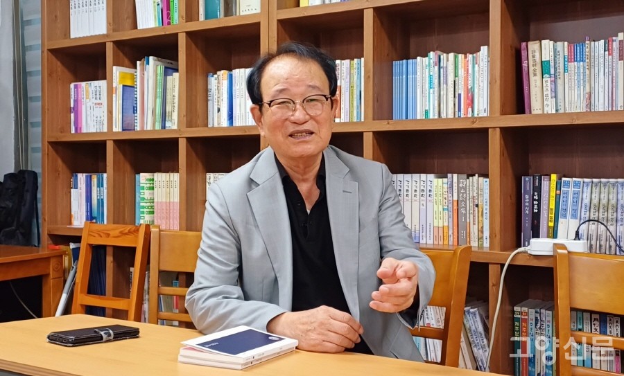 제36회 성호문학상을 수상한 최태랑 시인. 최 시인이 회장을 맡고 있는 고양문인협회 강의실에서 인터뷰를 진행했다.