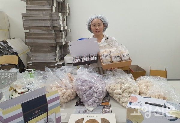 구성혜 대표가 원적외선 방식으로 만들어 기름냄새 없이 신선한 약과와 비트, 쑥 등 천연추출물로 만든 찹쌀한과를 소개했다.