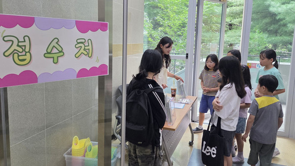 청소년들이 경제 페스티벌에 참여하고 있다.