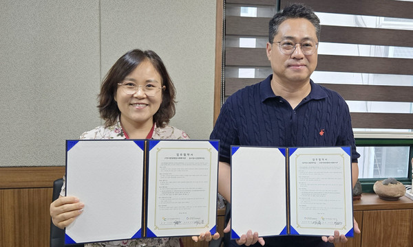 원당종합사회복지관과 성사청소년문화의집이 지역사회 복지 증진 등을 위한 업무협약을 했다. (왼쪽부터)이은선 원당종합사회복지관장, 박차용 성사청소년문화의집 센터장.