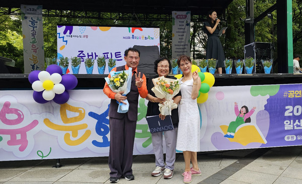 공연자들이 윤기남 주민자치회장(가운데)과 기념사진을 찍었다.