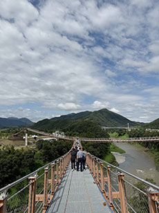  포천 Y자출렁다리를 걷는 조합원들.