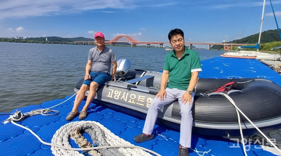 (왼쪽부터) 고양시요트협회 이두재 회장, 박영희 부회장. 