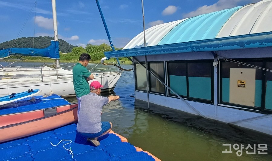 요트 계류장 부교에서 기울어진 시설물을 살피고 있는 모습. 