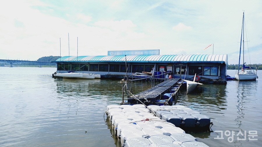 대덕생태공원 육갑문 인근에 있는 기존 시설물. 물 위에 떠 있어 부교를 건너 접근해야 한다. 