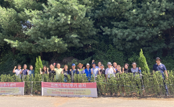 흥도동 마을가꾸기에 참여한 주민들이 나무심기 후 한자리에 모였다. 
