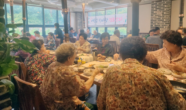 흥도동지역 어르신들을 초대한 ‘제53회 어버이날 기념 경로잔치’.