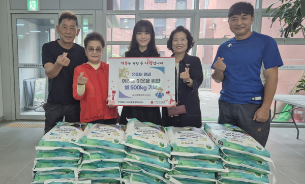 먹방 유튜버 ‘만리’가 어려운 이웃을 위해 쌀 500kg(10kg 50포)를 효자동에 기부했다.