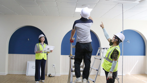 현장을 꼼곰하게 체크하는 윤윤정 대표. 