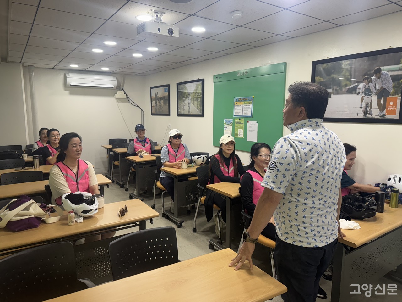 자전거 교육을 마친 뒤 수강생들과 소감을 나누는 한기식 대표