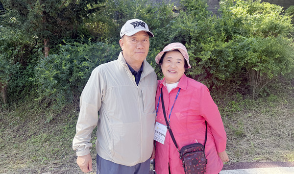  장순복 조합장이 원로조합원과 기념사진을 찍었다.