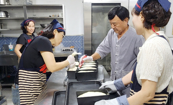  풍산동이  취약계층에게 다양한 빵을 지원하는 ‘풍산동 배가 빵빵!’ 사업 관계자들이 빵을 만들고 있다.