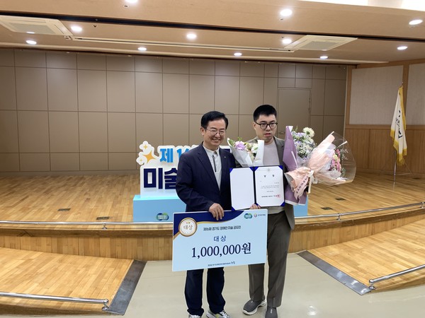 유영철 작가(오른쪽)가 수상기념 사진을 찍고 있다.